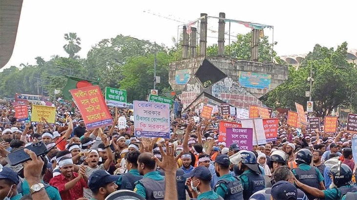 আউটসোর্সিং বন্ধের দাবিতে শাহবাগ অবরোধ