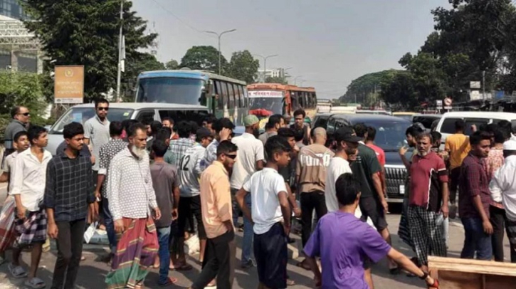 আন্দোলনে আহতদের তোপের মুখে হাসপাতাল ছাড়লেন স্বাস্থ্য উপদেষ্টা