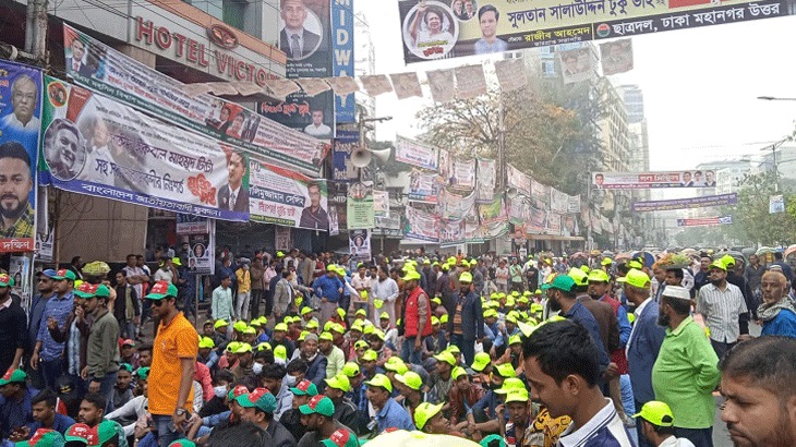 একদফা দাবিতে বৃষ্টি উপেক্ষা করে জড়ো হচ্ছেন নেতাকর্মীরা