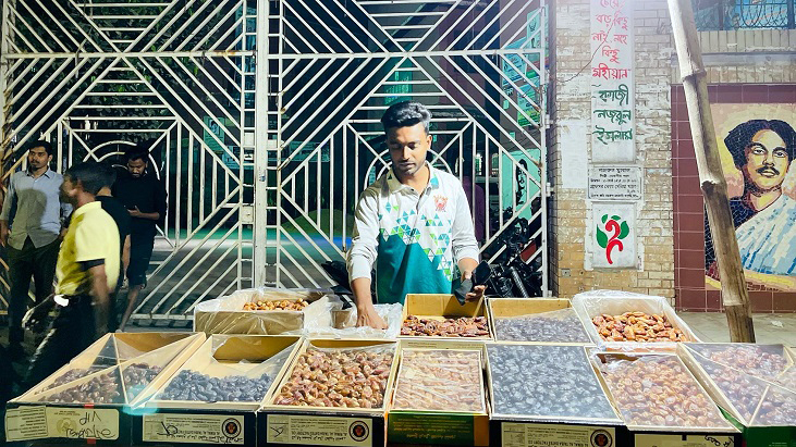 রমজানে স্বল্পমূল্যে খেজুর বিক্রি করছেন ছাত্রদল নেতা ফয়সাল