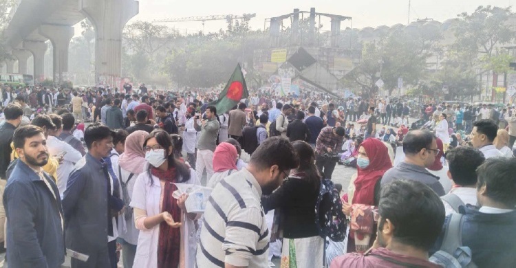 ভাতা বৃদ্ধির দাবিতে কর্মবিরতি-সড়ক অবরোধ চিকিৎসকদের