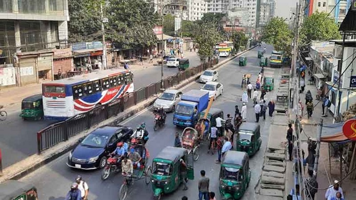 রাজধানীতে আতঙ্ক নিয়েই বেড়েছে যান চলাচল