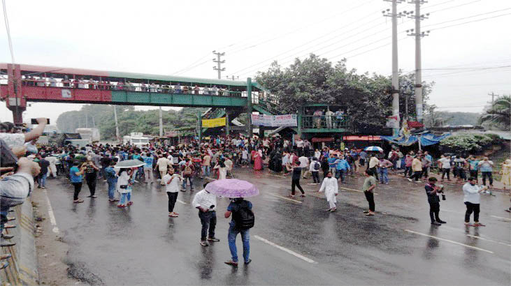 জাবি শিক্ষার্থীদের ঢাকা-আরিচা মহাসড়ক অবরোধ