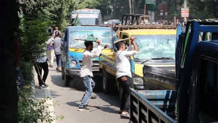 কাকরাইলে দফায় দফায় সংঘর্ষ, গাড়ী ভাংচুর, কয়েকজন আটক