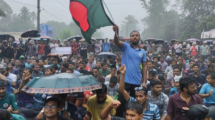 কোটা বিরোধীদের ঢাকা-রাজশাহী মহাসড়ক অবরোধ 