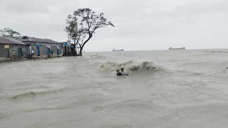 রেমালের তাণ্ডবে আট জেলায় ১৪ মৃত্যু