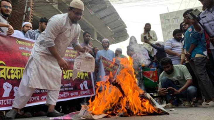 প্রথম আলো-ডেইলি স্টারের সাইনবোর্ড ভাঙচুর