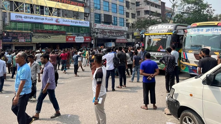 অটোরিকশাচালকরা রামপুরা সড়ক অবরোধ করেছেন