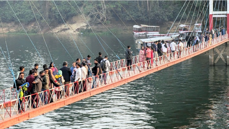 রাঙামাটিতে পর্যটকদের বিপুল সমাগম 