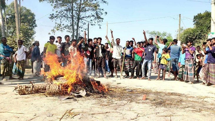 বালু উত্তোলন বন্ধের দাবিতে সড়ক অবরোধ