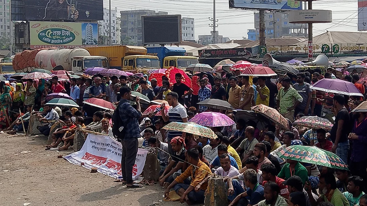 বকেয়া বেতনের দাবিতে সড়ক অবরোধ