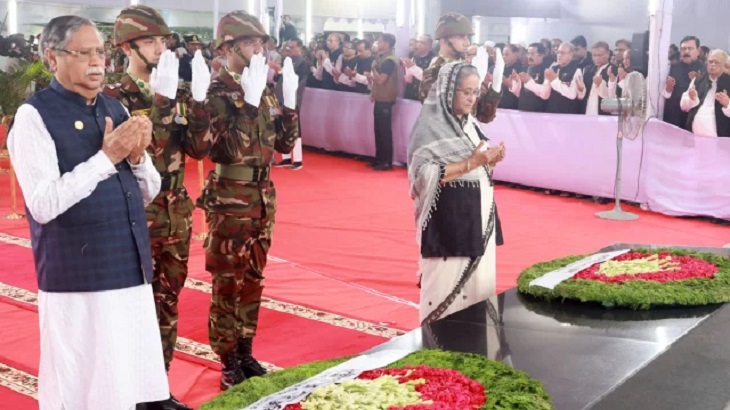 বঙ্গবন্ধুর প্রতিকৃতিতে রাষ্ট্রপতি-প্রধানমন্ত্রীর শ্রদ্ধা