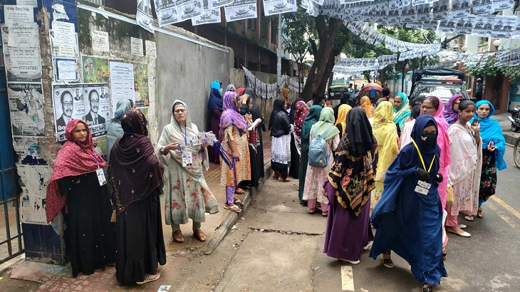 ঢাকা-১৭ উপনির্বাচন: ভোটারের চেয়ে দায়িত্বরত মানুষ বেশি