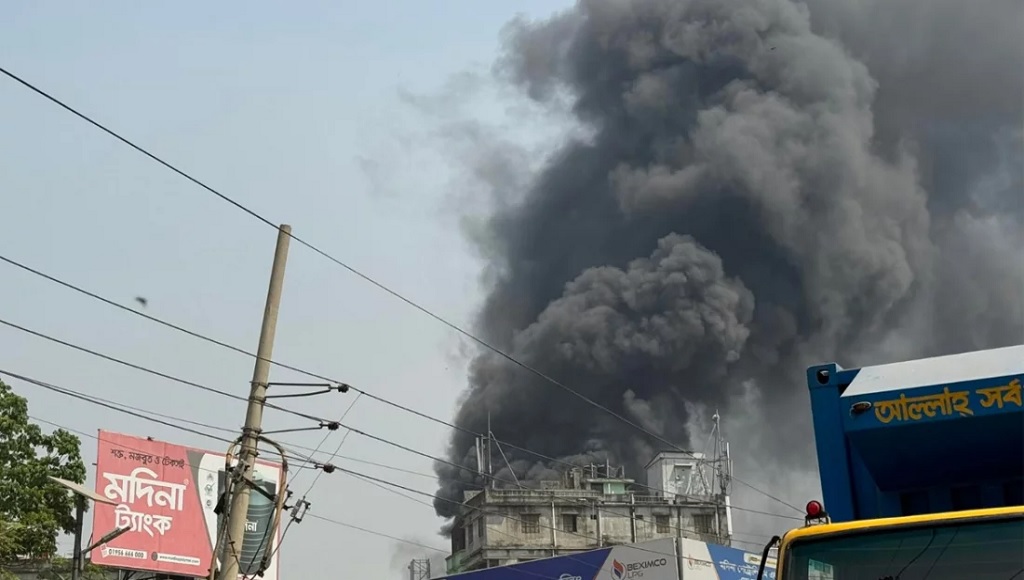 চকবাজারে জুতার কারখানায় আগুন, নিয়ন্ত্রণে ৯ ইউনিট