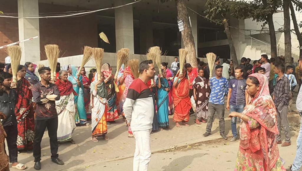 গ্রামীণ টেলিকমের সামনে ঝাড়ু হাতে বহিরাগতরা