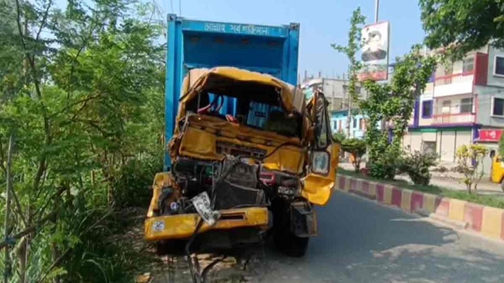 টাঙ্গাইলে ট্রাকের পেছনে কাভার্ড ভ্যানের ধাক্কা, নিহত ২