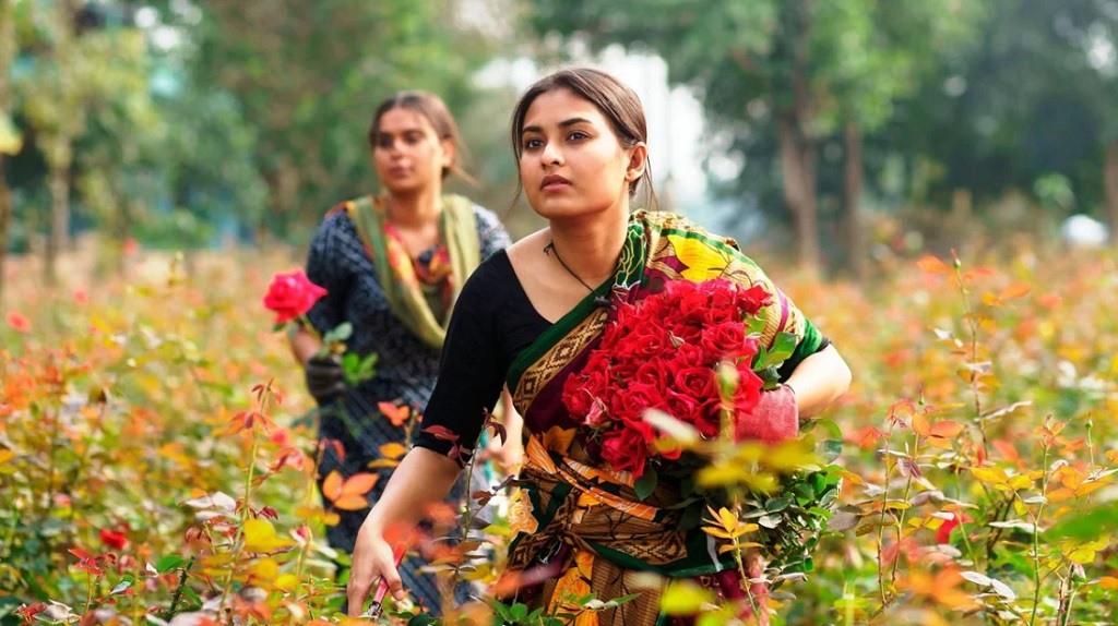 গোলাপ বাগানে চাকরি নিলেন তটিনী!