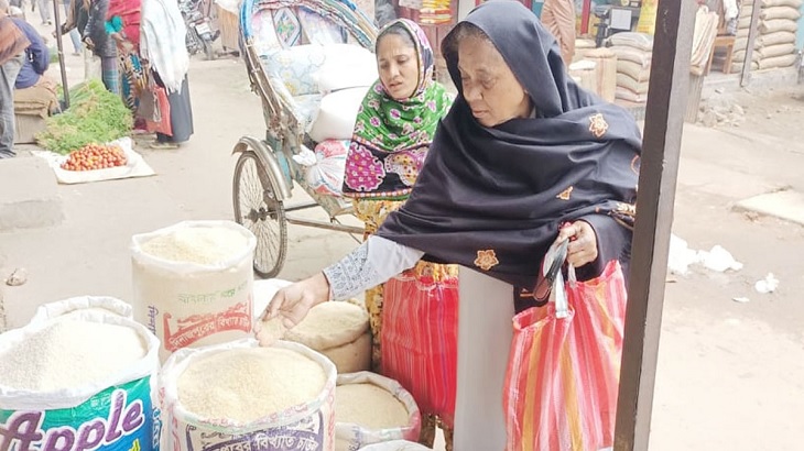 দিনাজপুরে কমতে শুরু করেছে চালের দাম