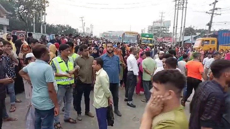 বকেয়া বেতনের দাবিতে সড়ক অবরোধ