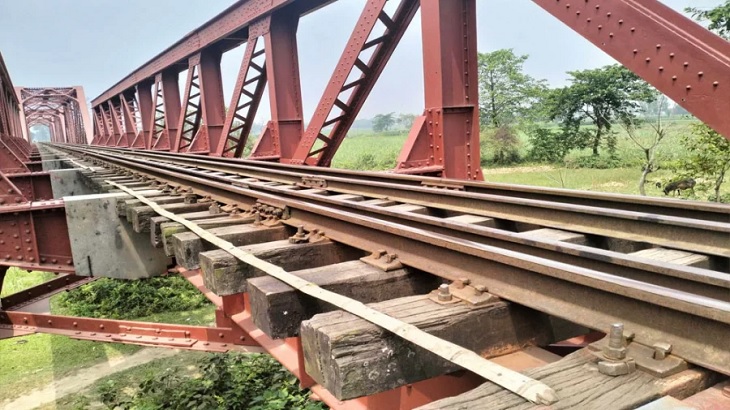 রেলসেতুতে লোহার স্লিপার ক্লিপের বদলে বাঁশ!