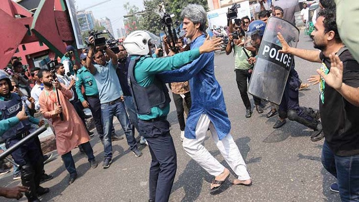 গণতন্ত্র মঞ্চের মিছিলে ‘লাঠিপেটা’, পুলিশ বলল ‘সরিয়ে দিয়েছি’