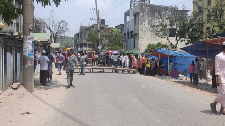 ফতুল্লায় বেতনের দাবিতে সড়ক অবরোধ, শ্রমিক-পুলিশ সংঘর্ষ