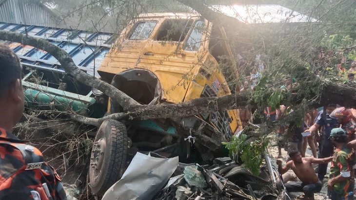 ট্রাক-প্রাইভেটকার-অটোরিকশার সংঘর্ষে নিহত ১১