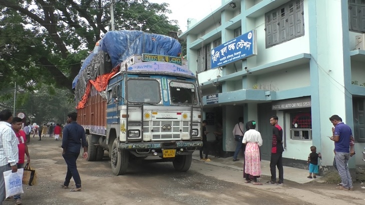 হিলি বন্দরে লক্ষ্যমাত্রার বেশি রাজস্ব আদায়